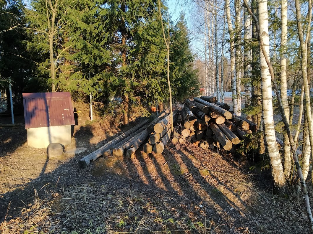 Свалка бревен в районе колодца, поблизости от участка 89
